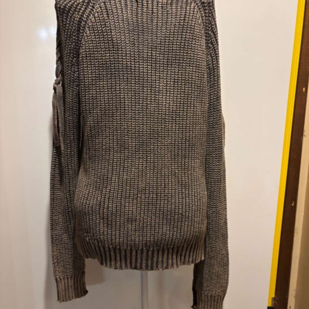 Romeo & Juliet Couture Small Sweater - Picture 4 of 6